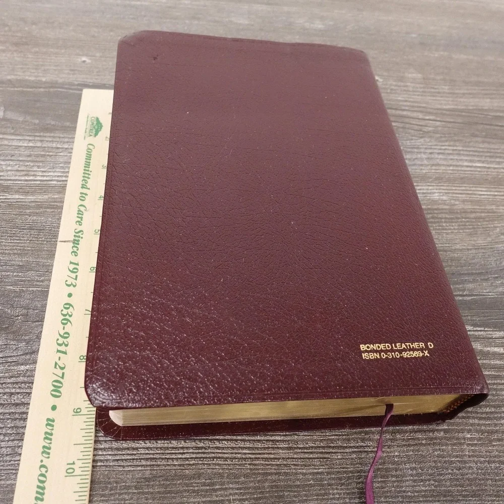 The NIV Study Bible‎ Herald Burgundy Bonded Leather Hardcover Red Letter